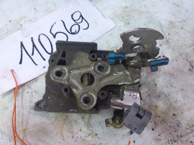 Замок двери передней правой