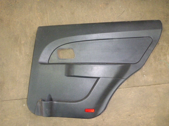 Обшивка двери передней правой