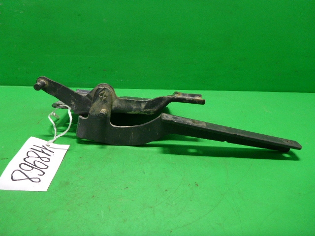 Петля решетки радиатора