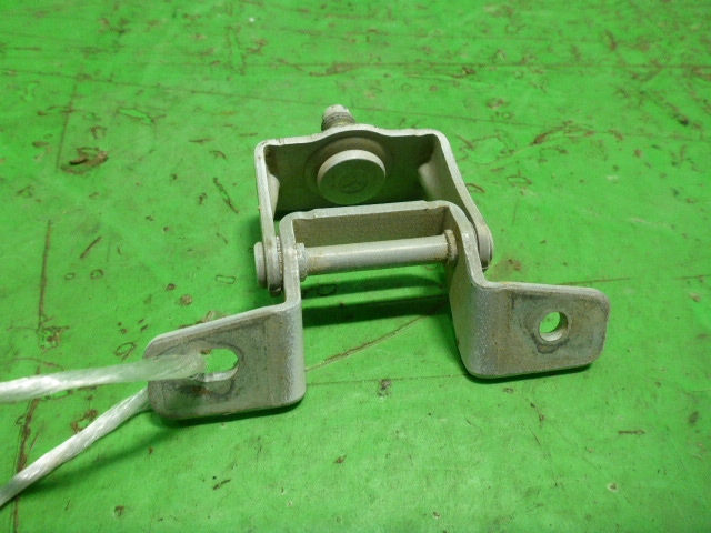 Петля двери багажника