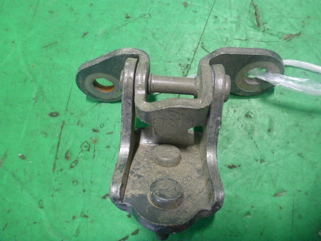 Петля двери задней левой верхняя