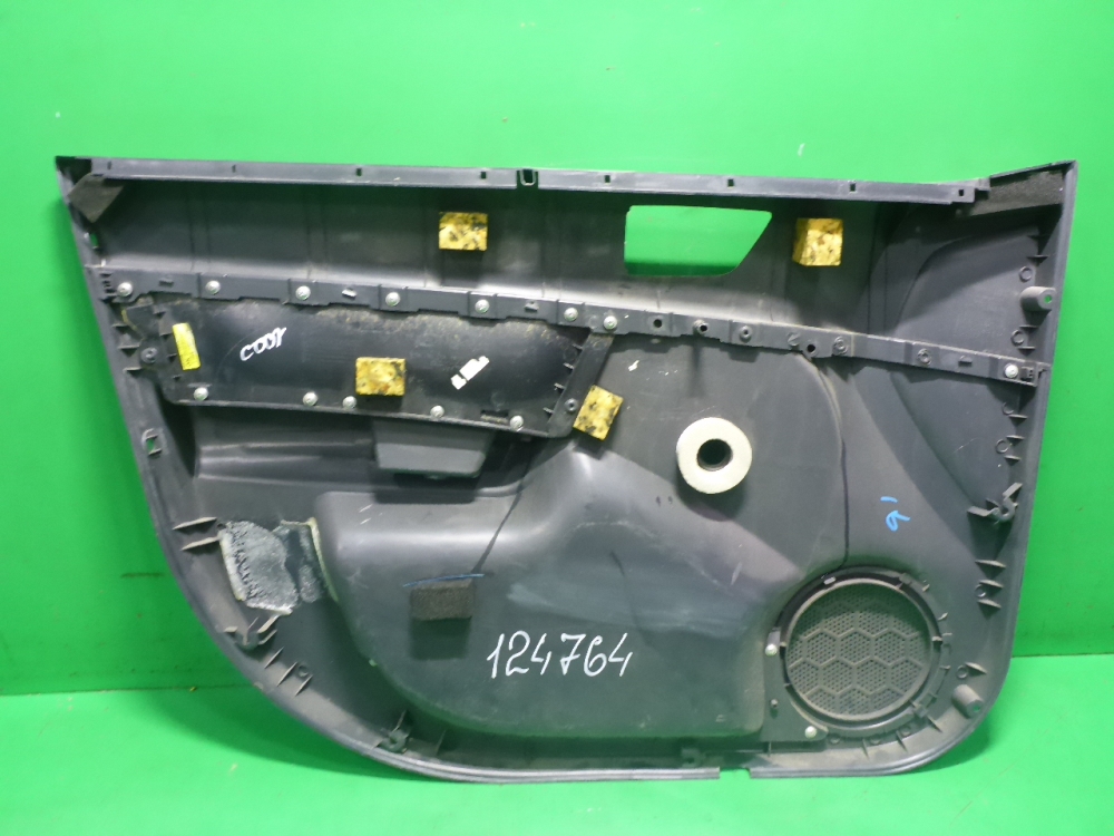 Обшивка двери передней правой