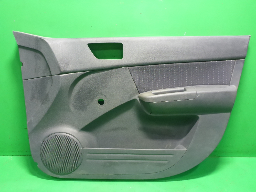 Обшивка двери передней правой