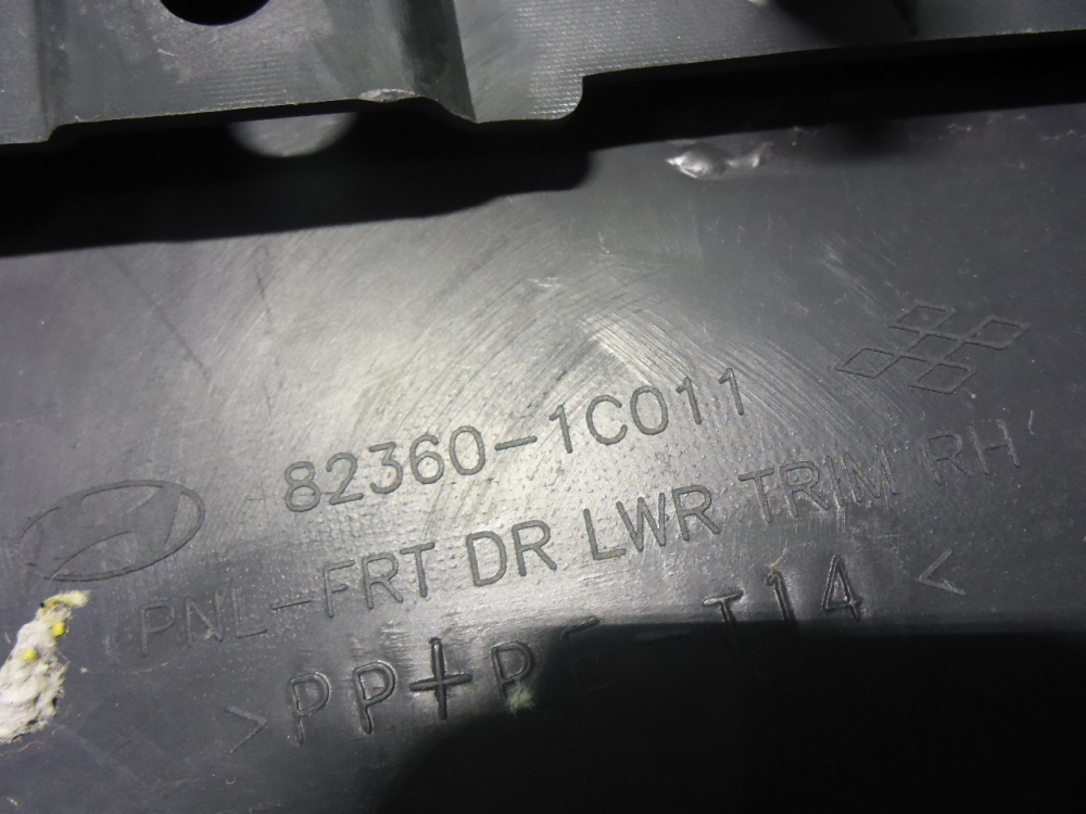 Обшивка двери передней правой