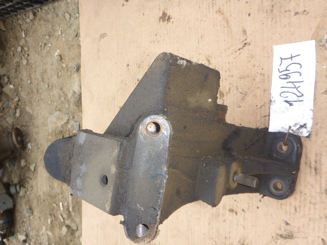 Кронштейн переднего бампера правый