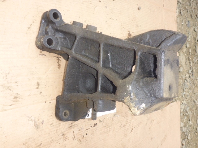 Кронштейн переднего бампера правый