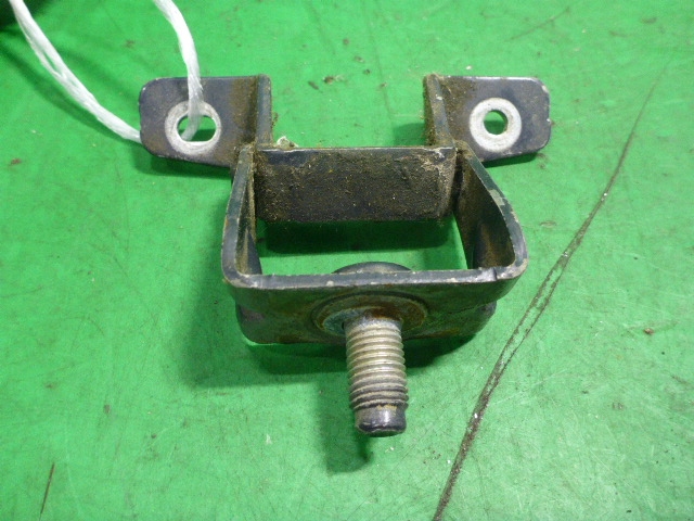 Петля двери багажника