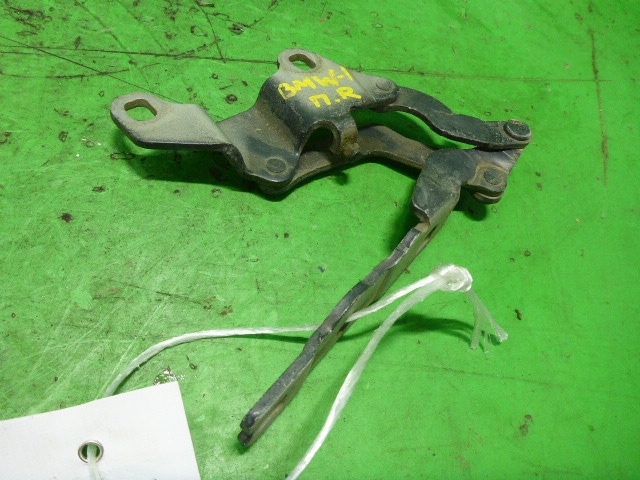 Петля капота правая