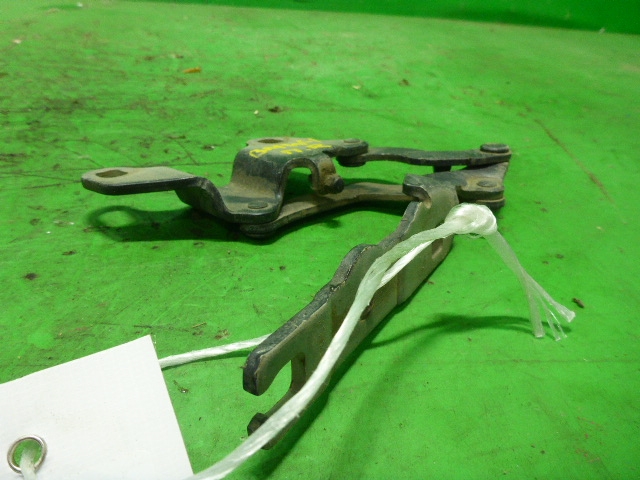 Петля капота правая