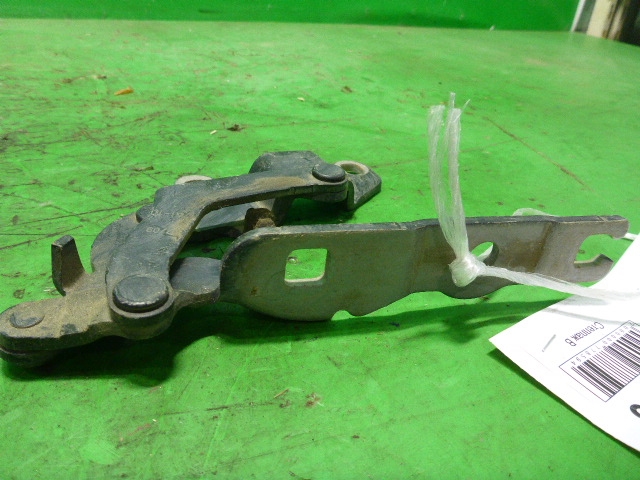 Петля капота правая