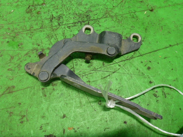 Петля капота правая