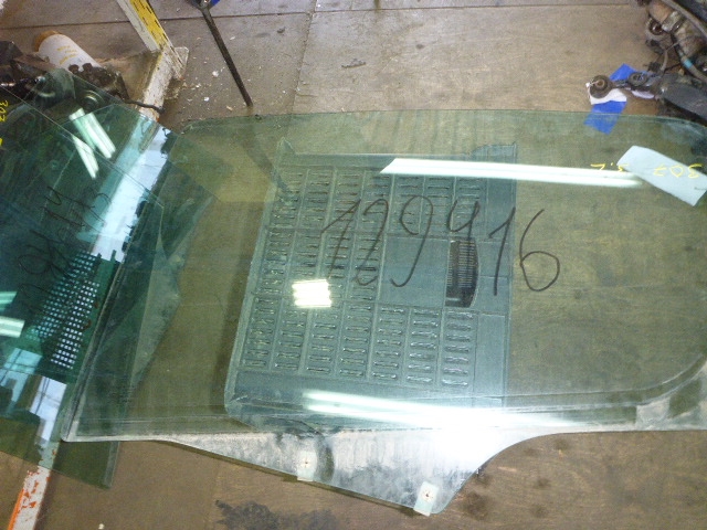 Стекло двери задней левой