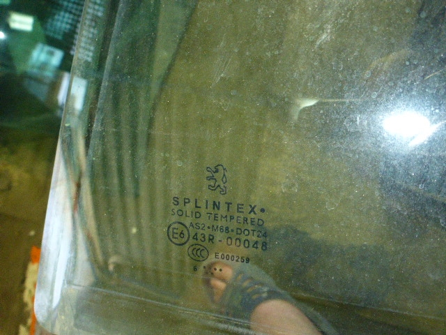 Стекло двери задней левой