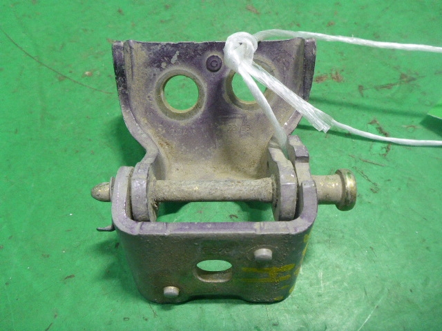 Петля двери передней левой нижняя