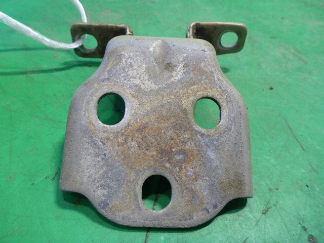 Петля двери передней левой верхняя