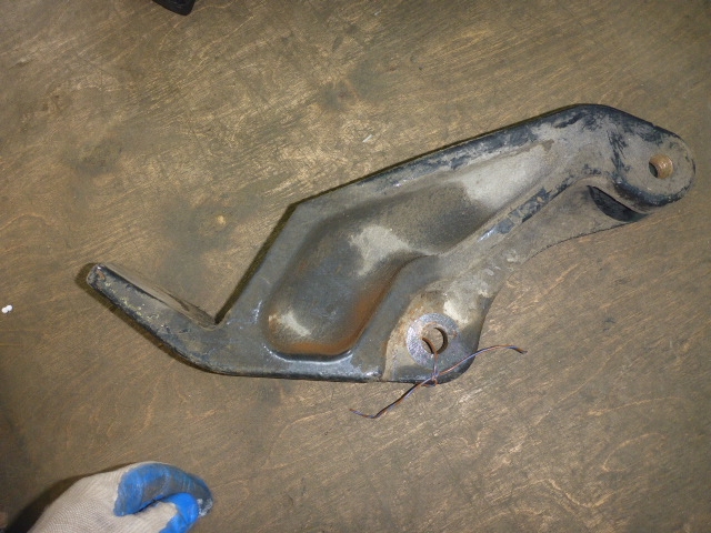 Кронштейн усилителя переднего бампера правый