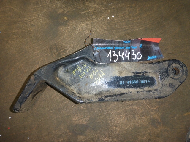 Кронштейн усилителя переднего бампера правый