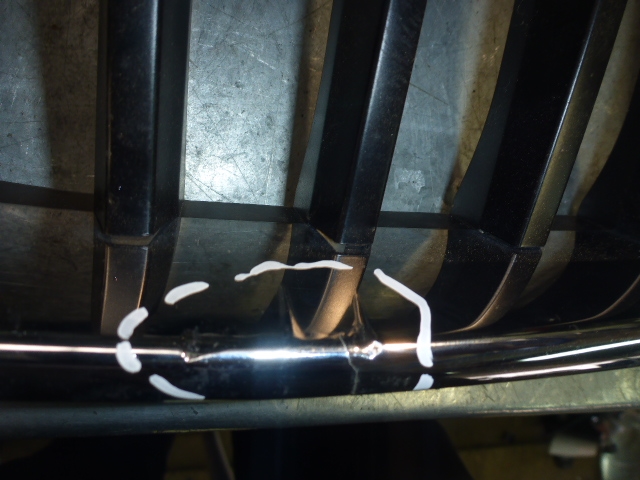 Решетка радиатора левая