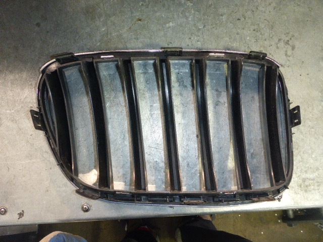 Решетка радиатора левая