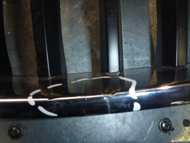 Решетка радиатора левая