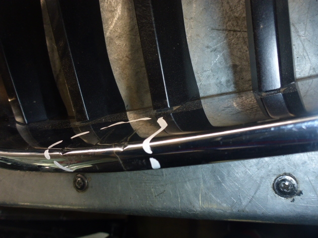 Решетка радиатора левая