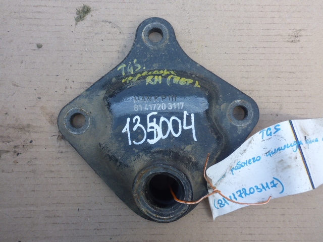 Кронштейн рабочего цилиндра подъема кабины