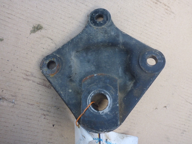 Кронштейн рабочего цилиндра подъема кабины