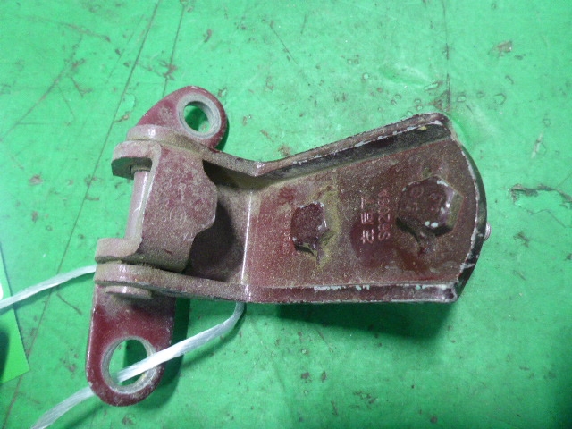 Петля двери задней левой нижняя