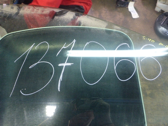 Стекло двери передней правой