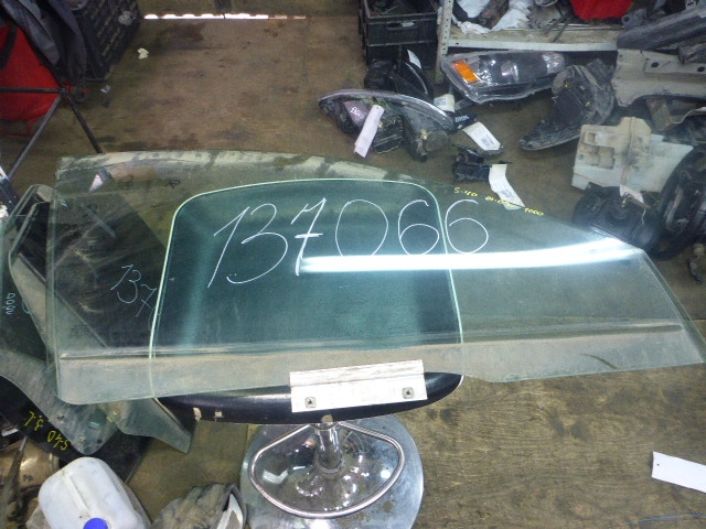 Стекло двери передней правой