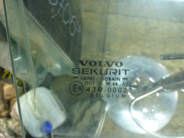 Стекло двери передней правой