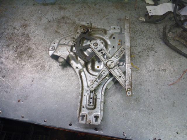 Стеклоподъемник электр. задний левый