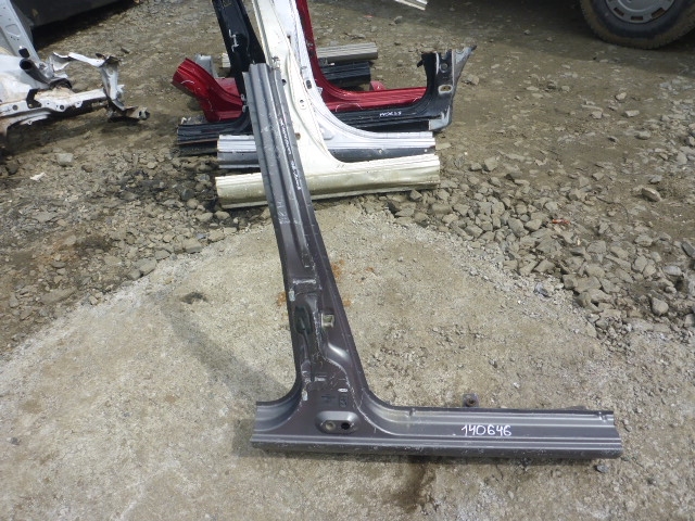 Порог со стойкой правый