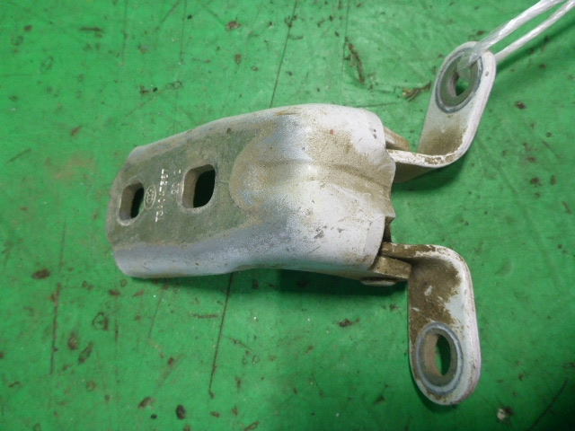 Петля двери передней правой верхняя