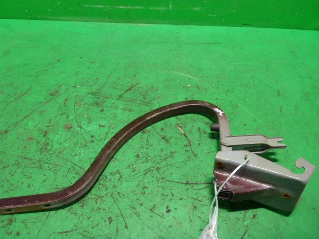 Петля крышки багажника