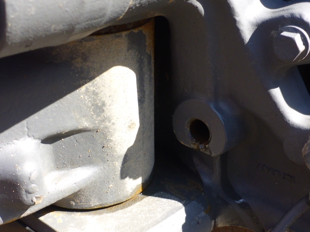 Кулак поворотный передний правый