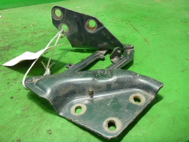 Петля капота правая