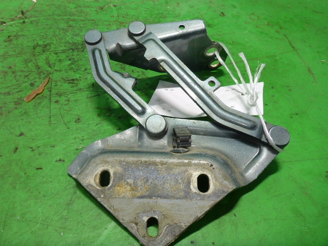 Петля капота правая