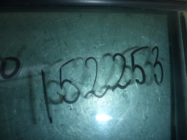 Стекло двери задней правой (форточка)