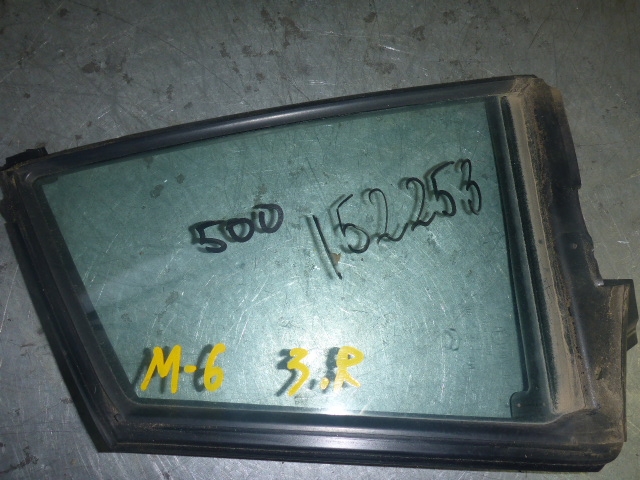 Стекло двери задней правой (форточка)