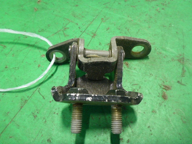 Петля двери задней левой верхняя