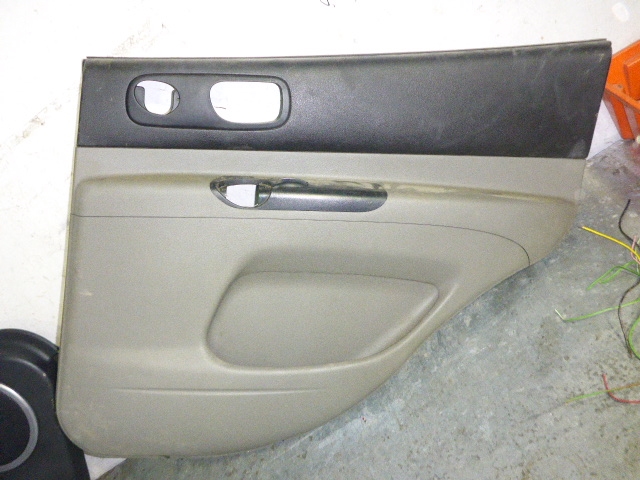 Обшивка двери задней правой