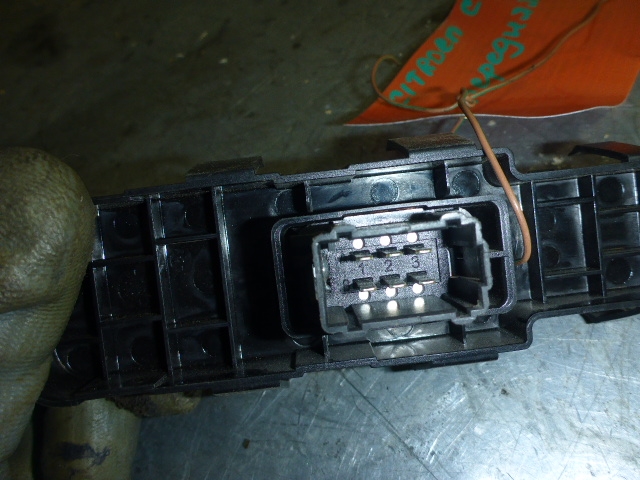 Кнопка стеклоподъемника