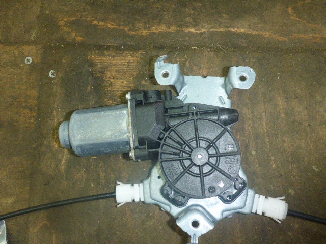 Стеклоподъемник электр. задний левый