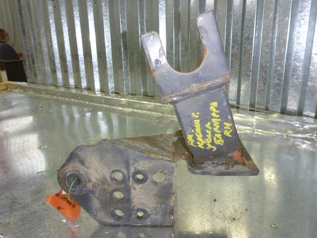 Кронштейн усилителя переднего бампера левый