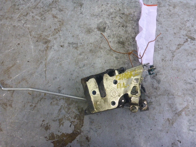 Замок двери передней левой