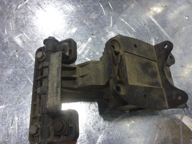 Кронштейн фар правый