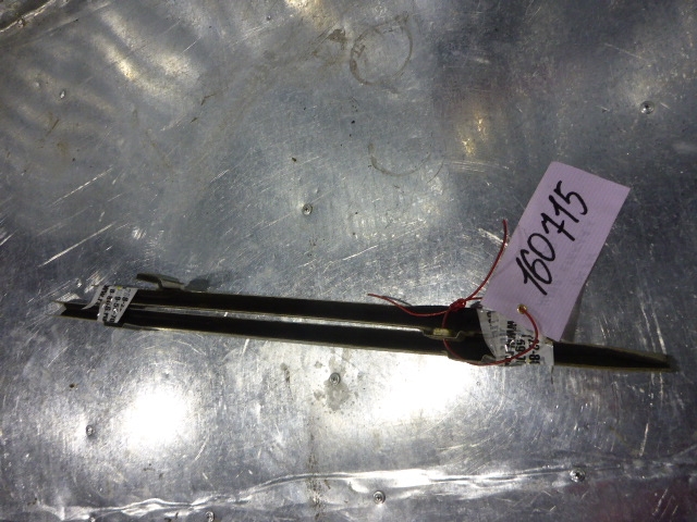 Направляющая стекла двери