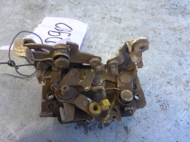 Замок двери задней левой