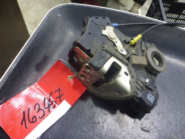 Замок двери передней правой